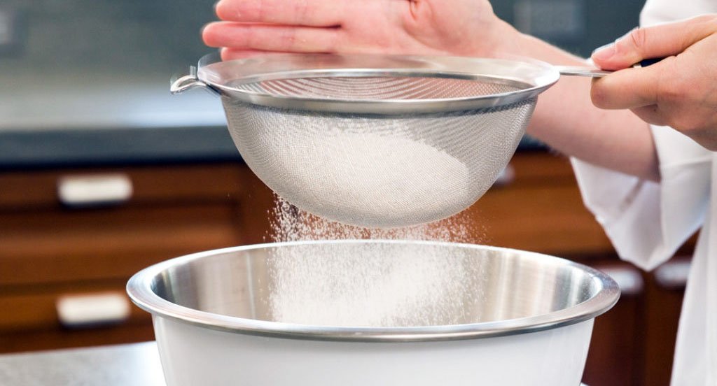 Rây bột mì rồi cho vào âu lòng đỏ trứng