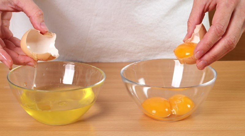 Tách lòng đỏ và lòng trắng vào 2 âu khác nhau