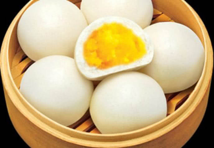 Đặt bánh bao nhân trứng sữa vào giấy nến và hấp trong 40 - 45 phút