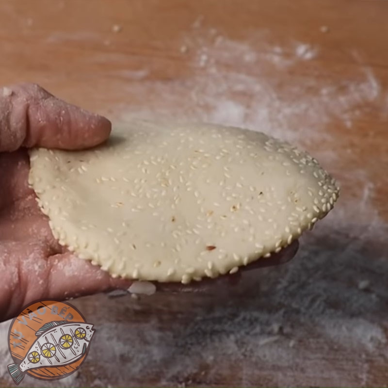 Cán dẹp bánh trước khi chiên