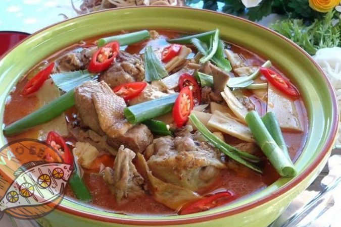 Cách làm lẩu vịt măng cay chua chua thanh mát ngon