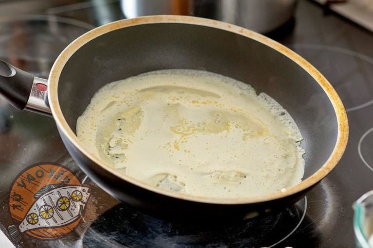 Nghiên tròn chảo để bột bánh chảy đều