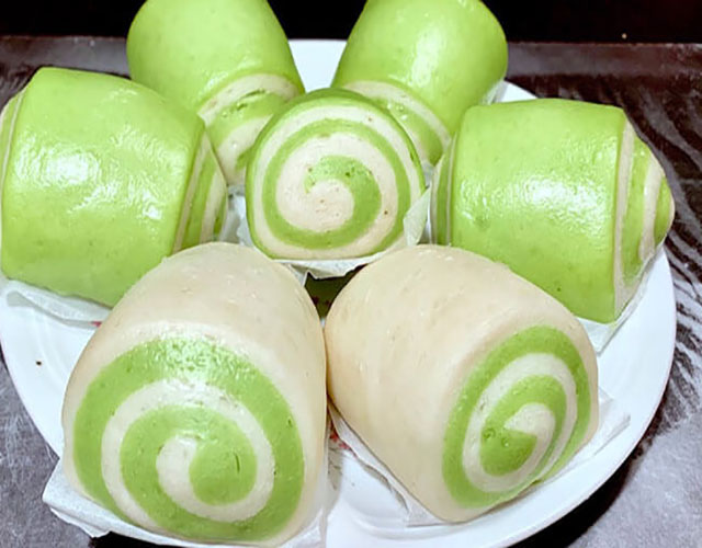Bánh bao chay lá dứa nổi bật với hương vị thơm ngon, cảm giác vừa miệng