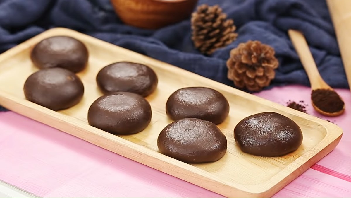 Bánh bao chay nhân socola tan chảy sau khi tạo hình thì cho vào lò vi sóng quay khoảng 10 giây