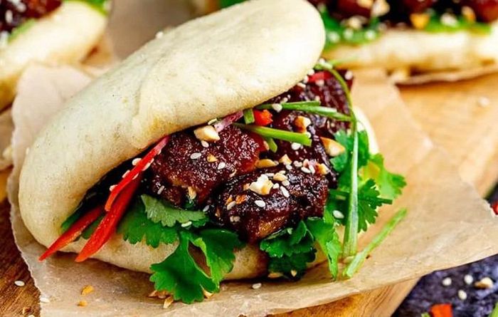 Bánh dày nhân mặn kẹp thịt được nhiều thực khách yêu thích