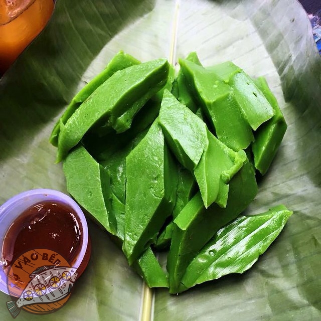 Bánh đúc Huế có màu xanh đặc trưng của lá bồn bồn
