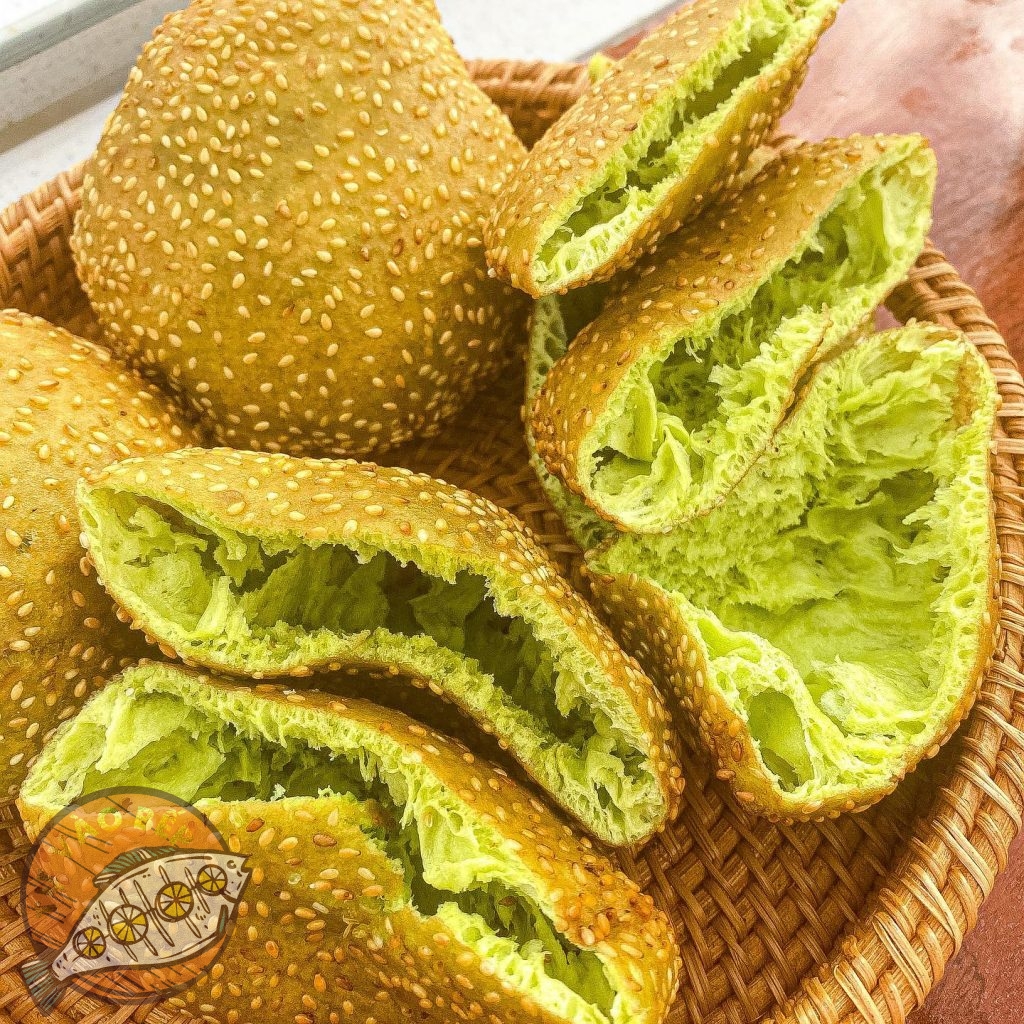 Lạ miệng với cách làm bánh tiêu lá dứa nóng hổi thơm ngon