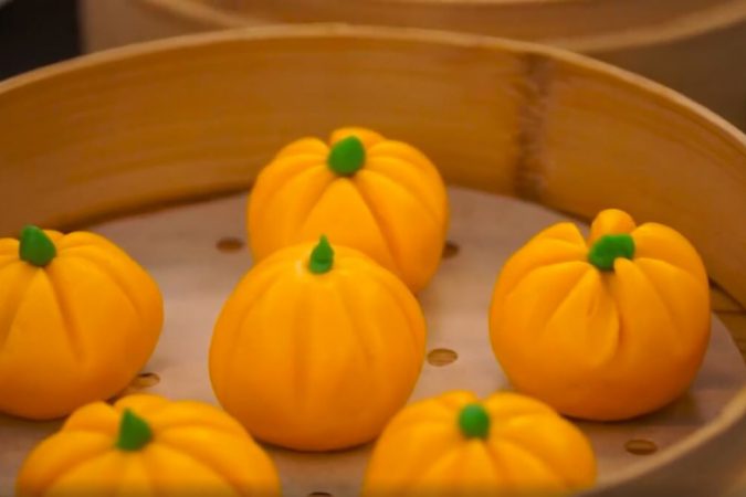 Cách làm bánh bao bí đỏ cực ngon chiêu đãi cả gia đình