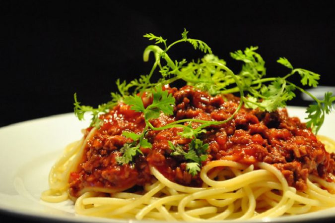 Cách làm mì spaghetti sốt cà chua thịt lợn chuẩn vị Ý