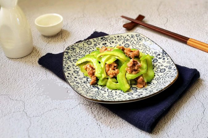 Tự vào bếp chế biến mướp xào thịt bò hấp dẫn