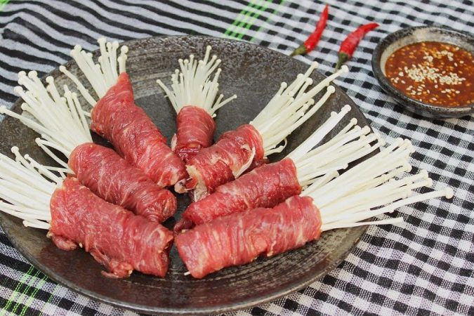 Cách làm món thịt bò cuộn nấm kim châm nướng hấp dẫn