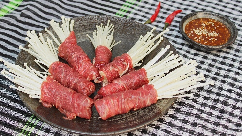 cach-lam-thit-bo-cuon-nam-kim-cham-nuong.jpg