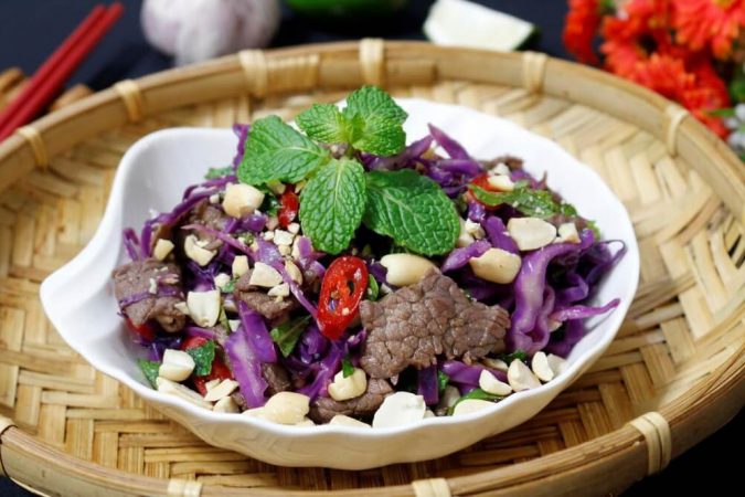 Vào bếp chiêu đãi gia đình với món thịt bò xào bắp cải