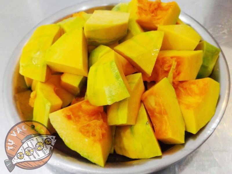 Bí đỏ gọt sạch vỏ, cắt khúc vừa ăn