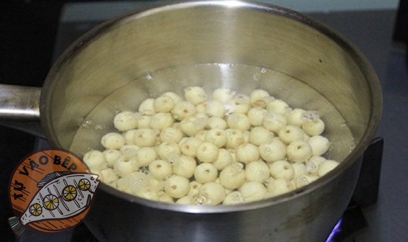 Công đoạn nấu hạt sen