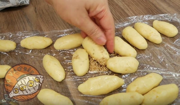Phải nặn 'kén' thật giống cái kén nhé! (Mà không giống cũng không sao!)