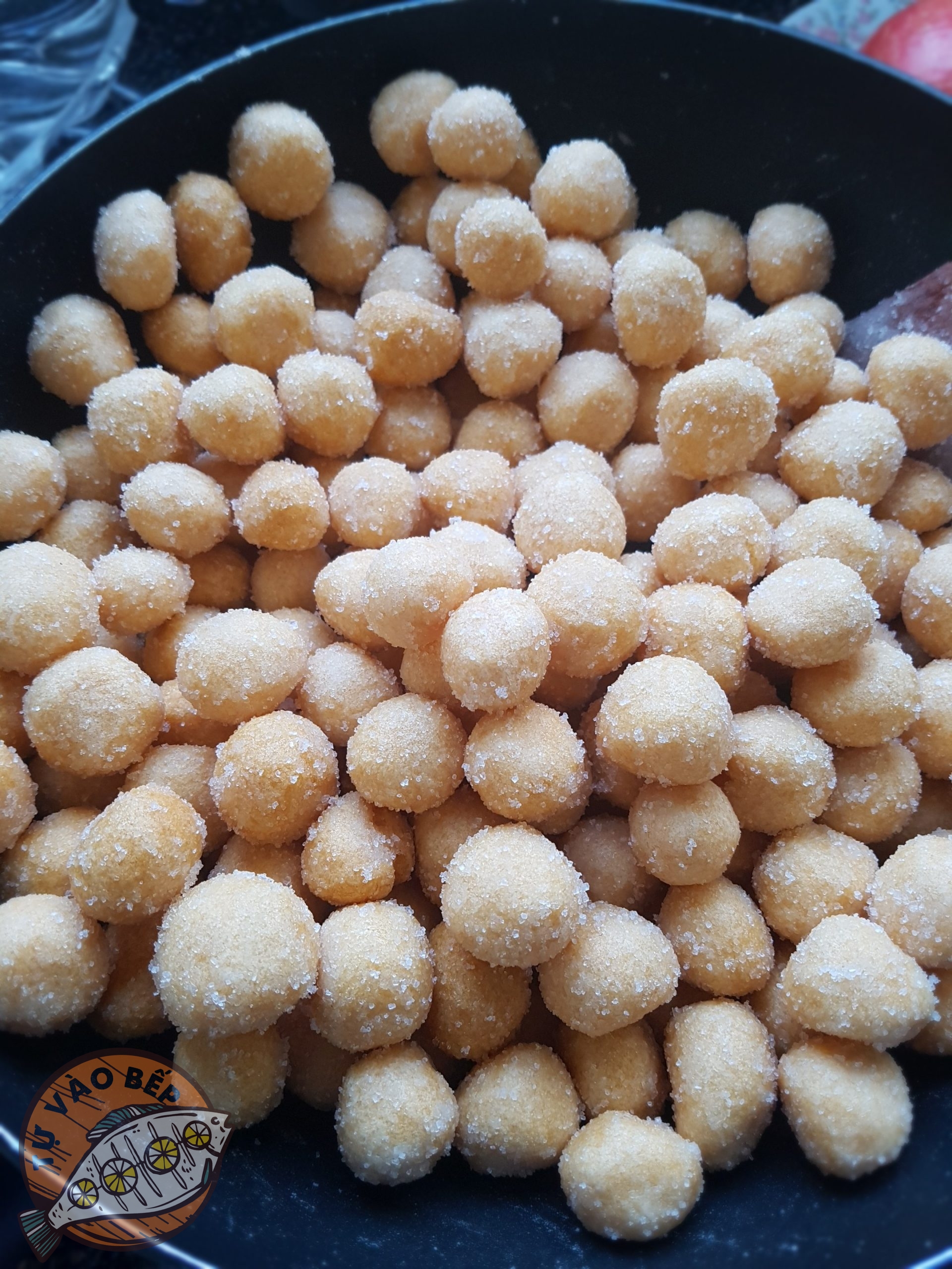 Nguyên liệu chính làm bánh nhãn là bột nếp, đường, trứng gà