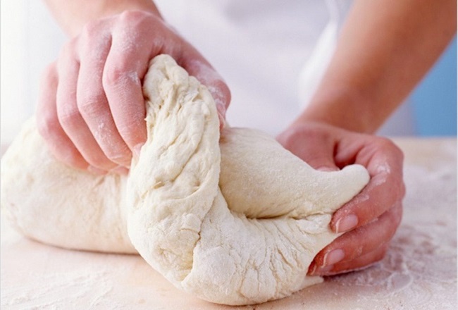 Nhào bột nhẹ nhàng thật kỹ tới khi không dính tay nữa thì dừng lại