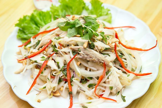 Cách làm thịt gà xé phay hành tây ăn hoài không ngán