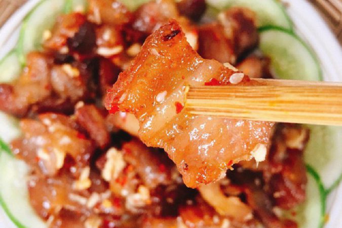 Thịt lợn xào tỏi ấm nồng bữa cơm ngày đông giá lạnh