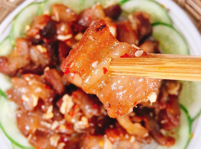 Thịt lợn xào tỏi ấm nồng bữa cơm ngày đông giá lạnh