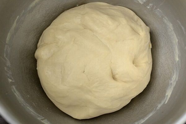 Trộn bột tạo thành khối đồng nhất
