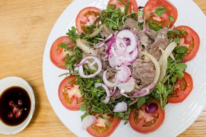Thay mới thực đơn bằng món xà lách xoong trộn thịt bò đầy dinh dưỡng