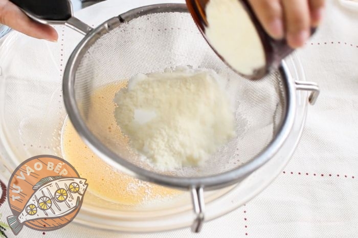 Rây bột và hỗn hợp bột qua rây nhiều lần để bánh được mịn và không bị vón cục