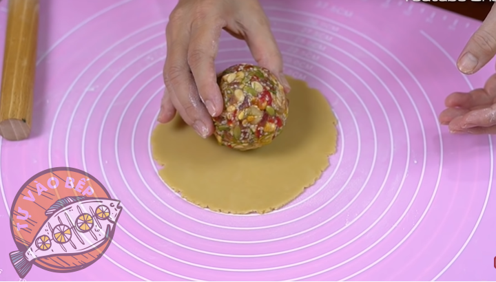 Cán vỏ bánh thật mỏng sao cho vỏ bánh có đường kính gấp 2 viên nhân