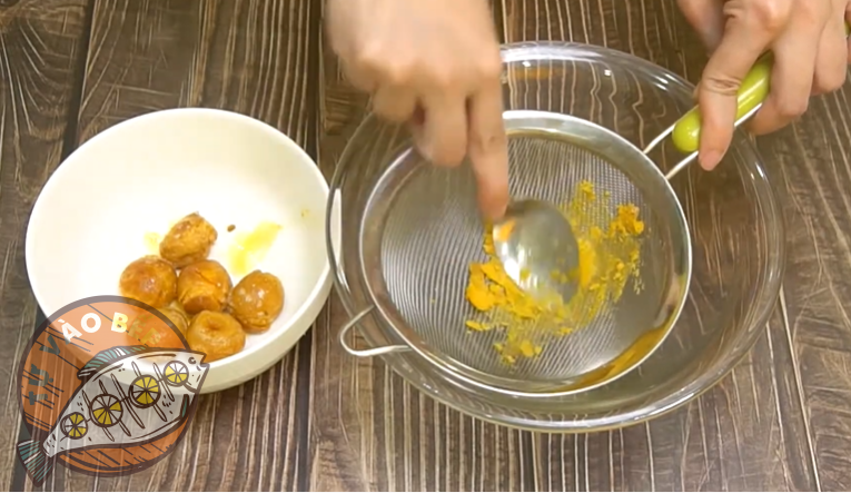 Trứng đã chín, nghiền mịn trứng qua rây vào một tô lớn